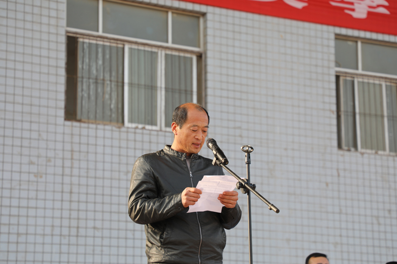 10、胡遼陽(yáng)家長(zhǎng)作為代表發(fā)言.JPG 10、胡遼陽(yáng)家長(zhǎng)作為代表發(fā)言.JPG