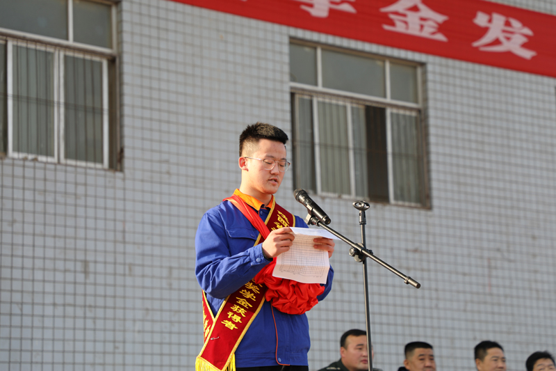 8、西航應(yīng)電1801班胡遼陽(yáng)代表獲獎(jiǎng)學(xué)生發(fā)言.JPG 8、西航應(yīng)電1801班胡遼陽(yáng)代表獲獎(jiǎng)學(xué)生發(fā)言.JPG